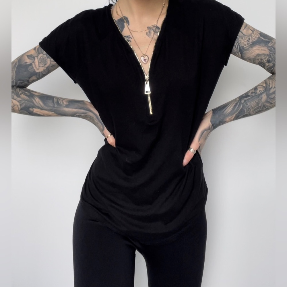 blouse noir avec zip or